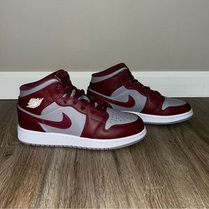 Size 6.5W/5Y Jordan 1 Mids
